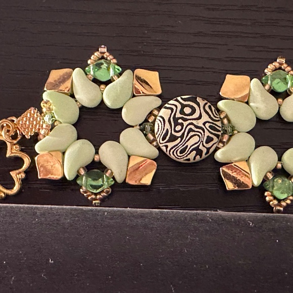 Handmade beaded lime green bracelet with green crystal gemstone accents - Picture 5 of 8